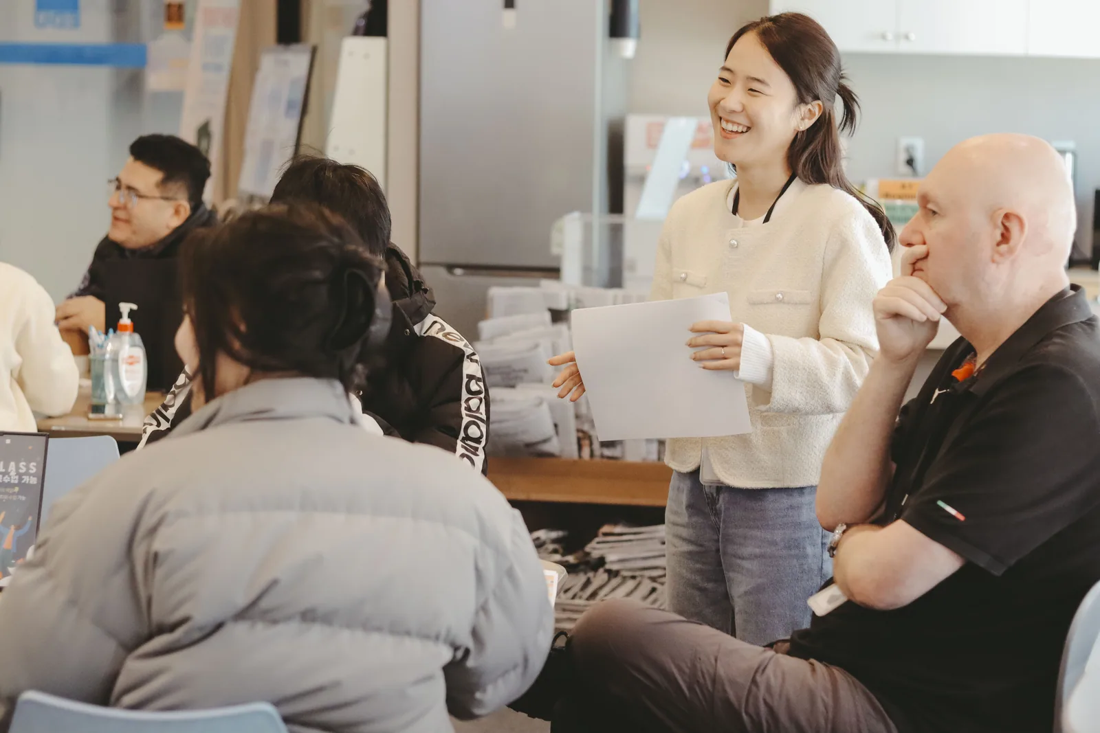강의실에서 원어민 강사와 수강생들이 둘러앉아 대화하는 소수정예 수업 모습
