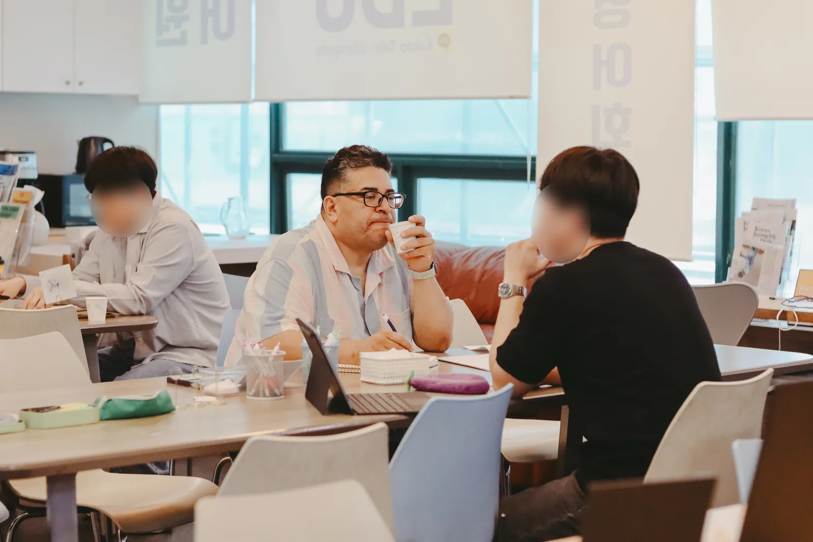 창가 자리에서 소규모로 진행되는 저녁 회화 수업