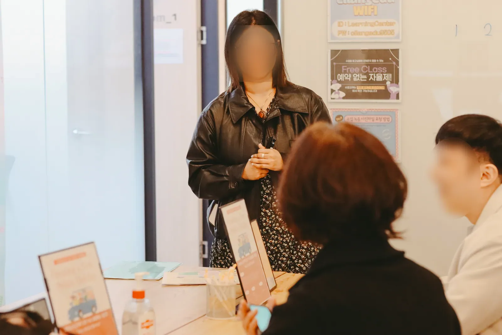 수강생의 이야기를 들으며 웃고 있는 원어민 강사